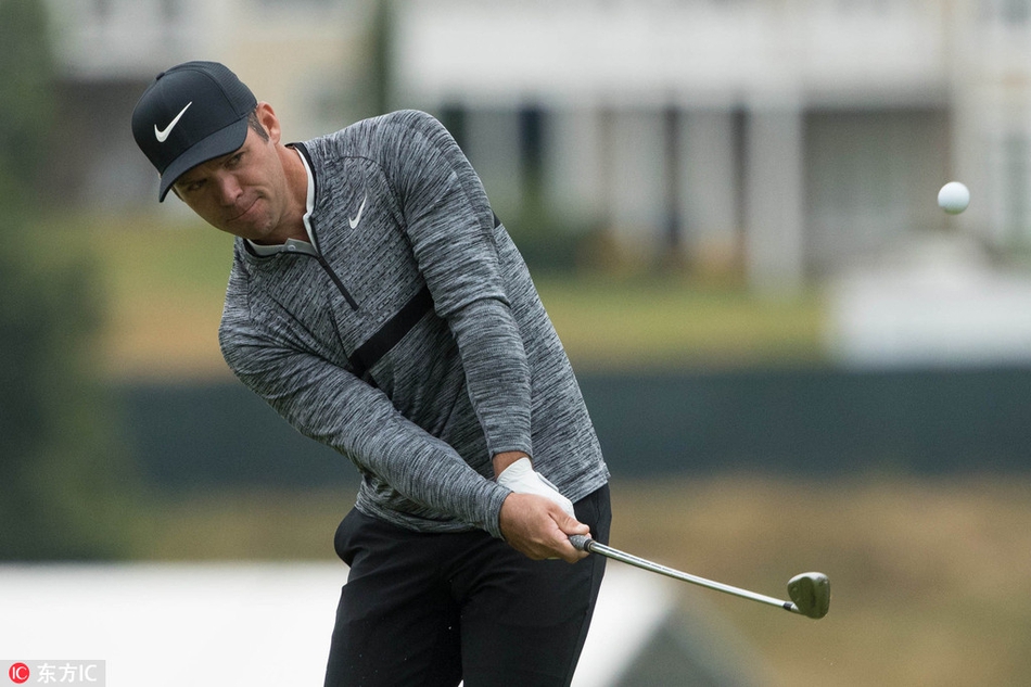 卡西在果岭边陷入沉思，决赛轮的挣扎让他眉头紧锁。