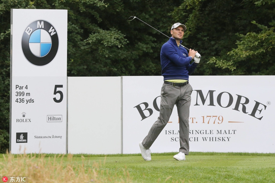 马克西米利安·基弗在球场沙坑中精准救球，沙粒飞扬瞬间展现出高超的短杆技术。