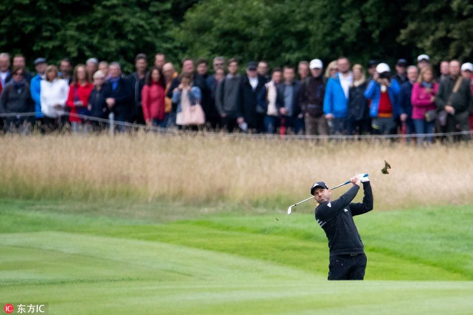 赛事卫冕冠军安德烈斯·罗梅罗在长草中冷静观察球位，寻求最佳脱困方案。