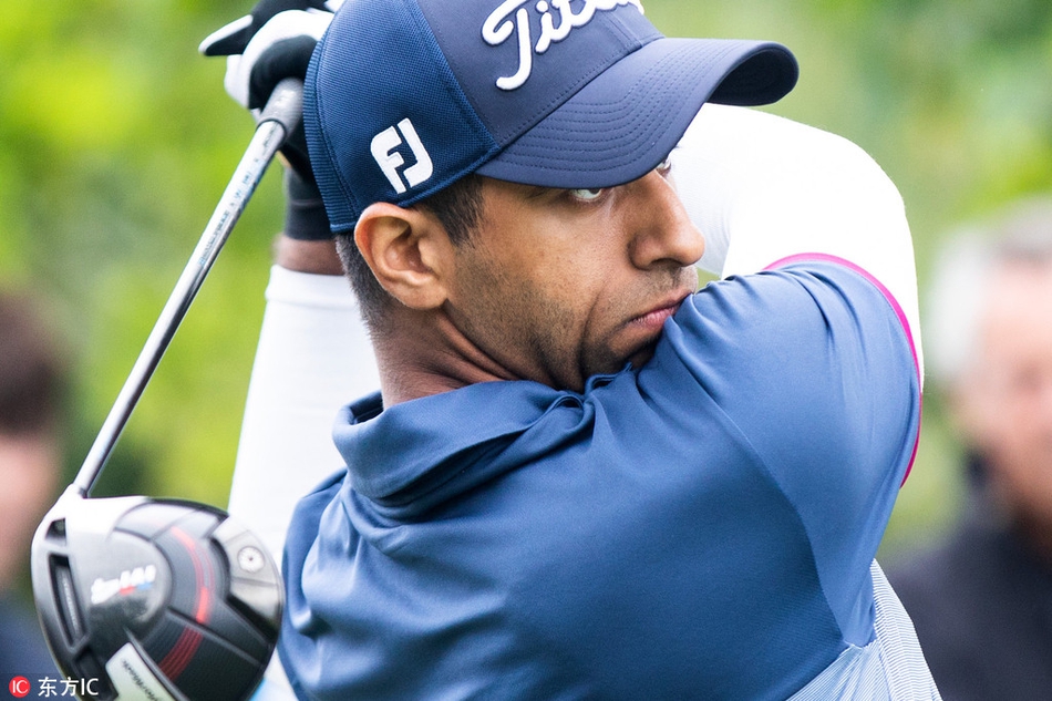 英格兰选手汤米·弗利特伍德在发球台上大力开球，身姿舒展充满力量感。