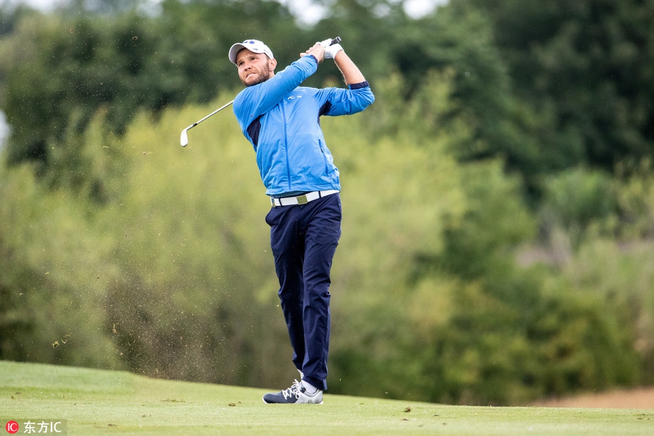 第三轮比赛紧张进行，六位并列领先者的名字密密麻麻挤在电子计分榜榜首。