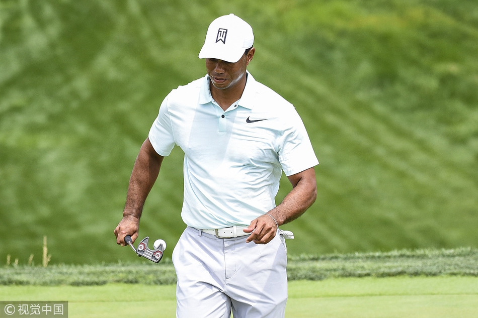 伍兹完成一次流畅的一号木开球，球杆挥出完美弧线，小白球如箭离弦飞向远空