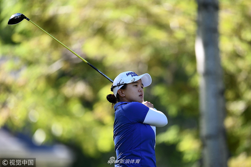 刘钰在发球台上从容完成一号木挥杆，身体充分扭转，力量与优雅在这一刻完美融合。