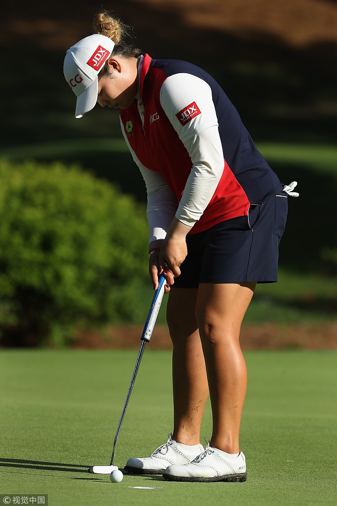 阿瑞雅在加洞赛沙坑中全神贯注地观察球位，她微微屈膝，正在计算如何打出那记载入史册的沙坑球。