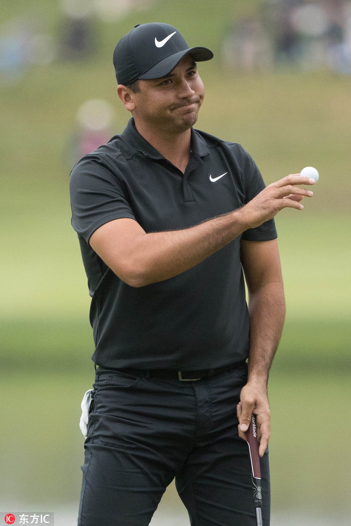 卡西向观众挥手致意，感谢球迷的支持，尽管结局并不完美。