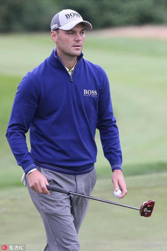 西班牙高尔夫巨星塞尔吉奥·加西亚在果岭边细致切杆，专注的神情仿佛世界只剩下球与洞杯。