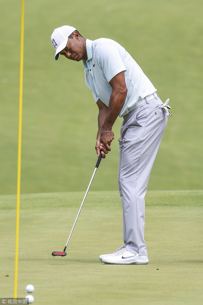 伍兹在练习轮中露出难得一见的轻松笑容，与同行球员愉快交谈，气氛融洽