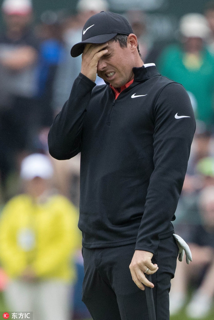 卡西在球道上使用长铁杆击球，动作流畅而充满力量。