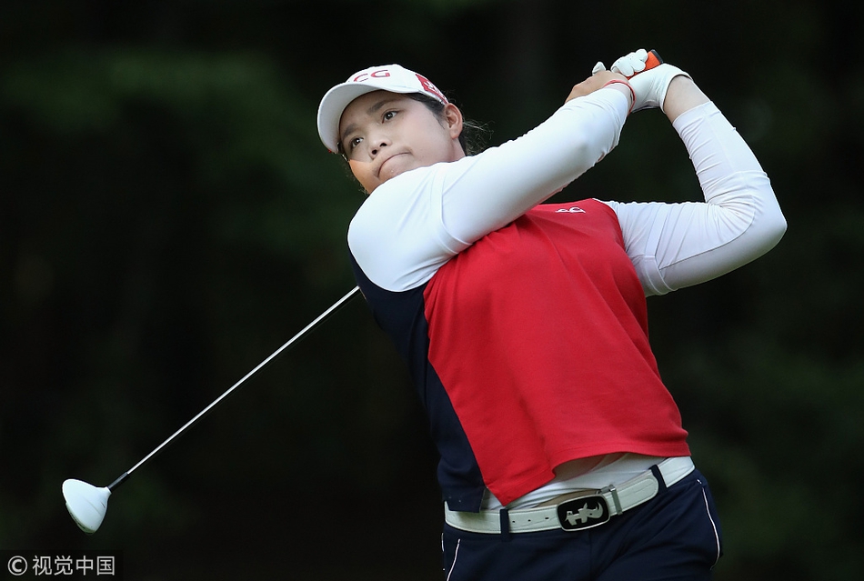 阿瑞雅在沙洲溪第18洞果岭旁凝神准备关键推杆，她的眼神专注而坚定，这一推将决定比赛走向加洞赛还是终结。