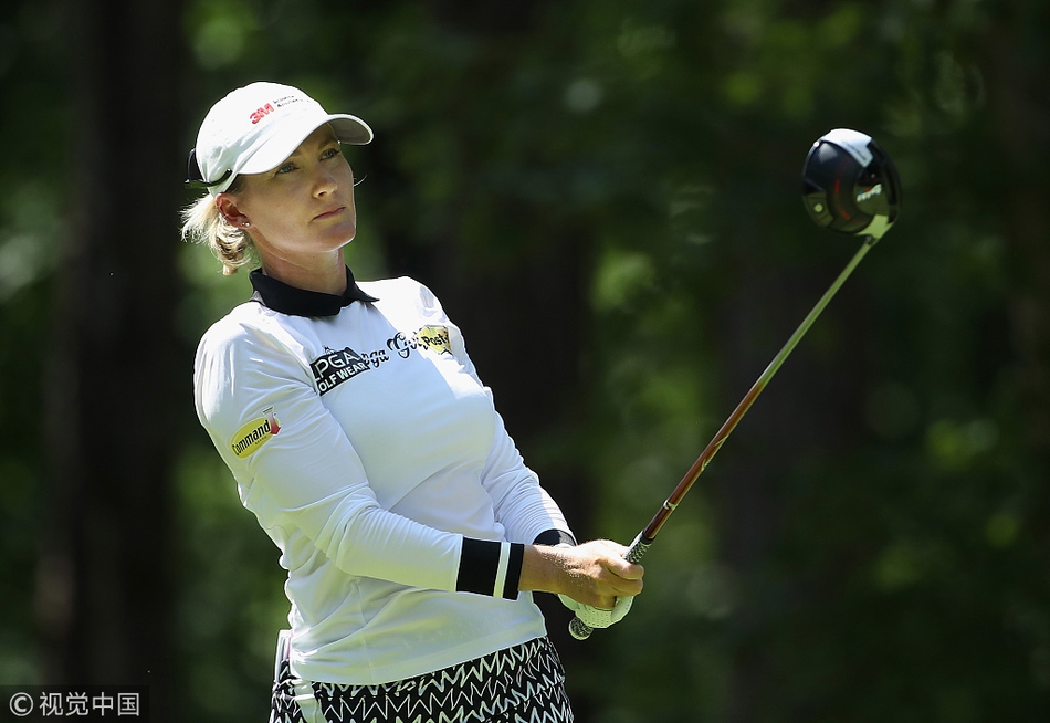 阿瑞雅在球道上使用长铁杆准备击球，姿势标准而有力，展现了即使不用一号木也依然强大的击球能力。