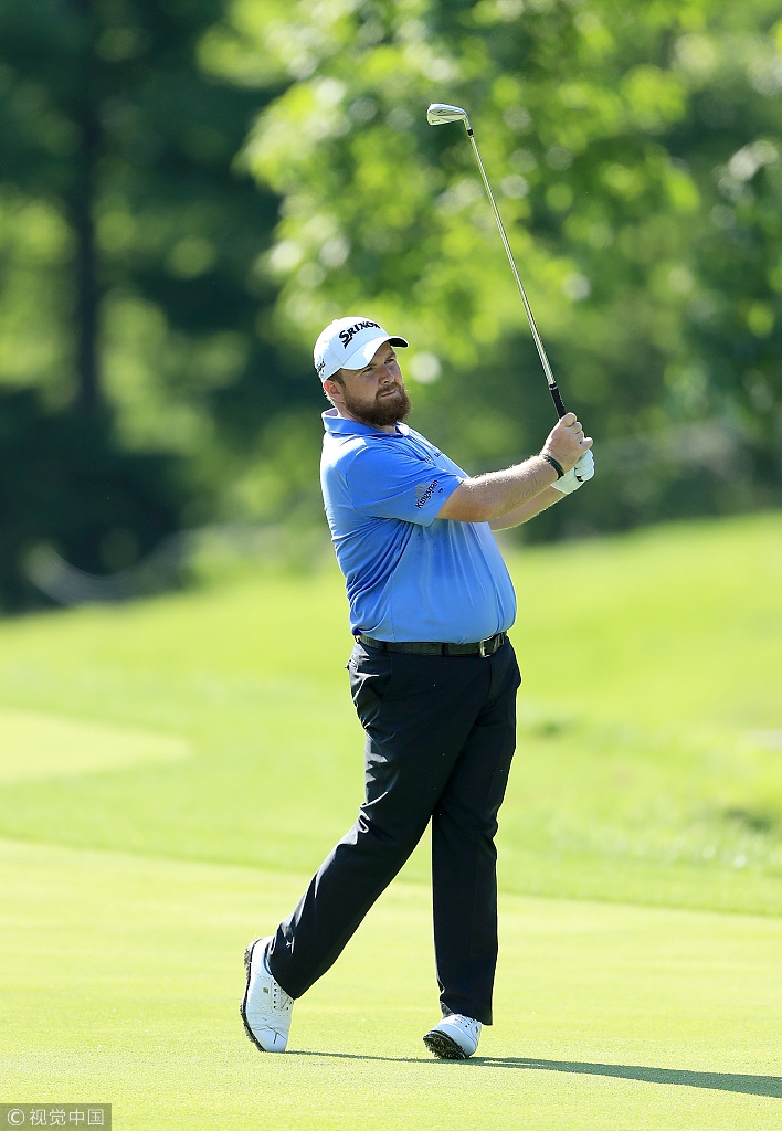 肖恩·劳瑞正在沙坑中练习救球，沙粒飞溅的瞬间展现了他扎实的基本功和应对困难球位的决心。