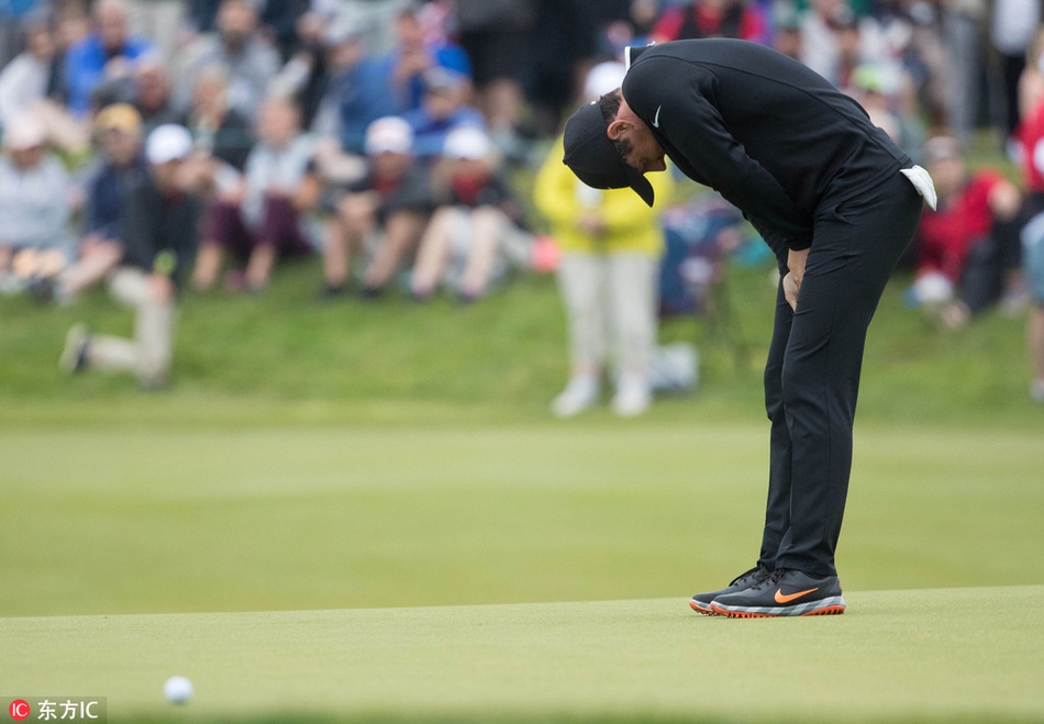 夕阳下，卡西独自走过球场，身影拉长，决赛轮的硝烟已然散去。