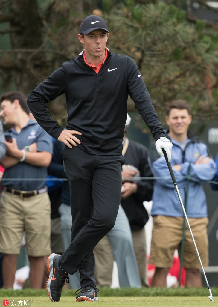 卡西在比赛中进行沙坑救球，沙粒飞溅，展现出高超的短杆技巧。