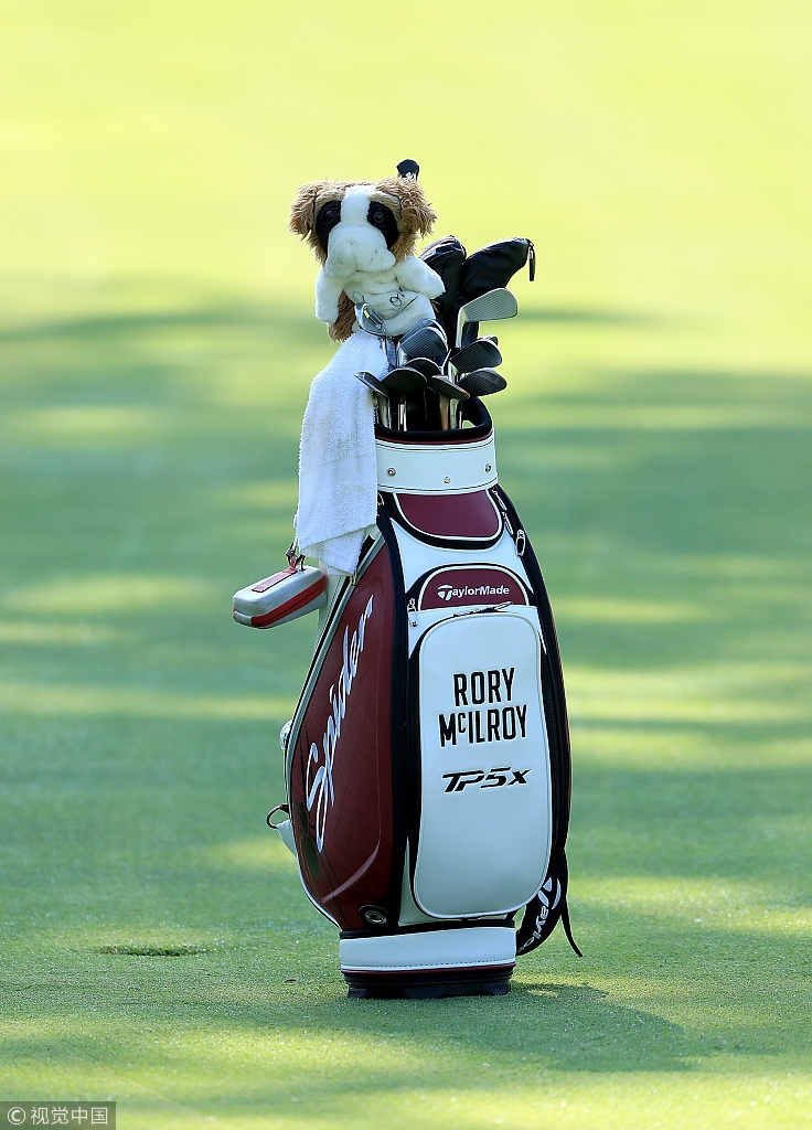 罗里·麦克罗伊在练习果岭边凝神思考，他微微蹙眉，审视着推杆线路，仿佛在脑中预演着大赛中至关重要的那记推击。