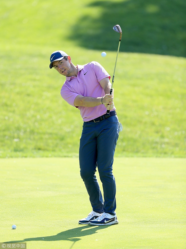 金时沅在练习场上进行一号木开球练习，身体强大的扭力与挥杆的流畅性在此刻凝结成爆发性的瞬间。