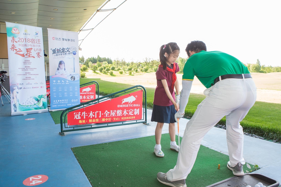 夕阳西下,金色的余晖笼罩着整个高尔夫球场,一名球员的剪影正走向下一个球道,画面宁静而充满希望,象征着一天的比赛结束,但追逐梦想的脚步永不停止