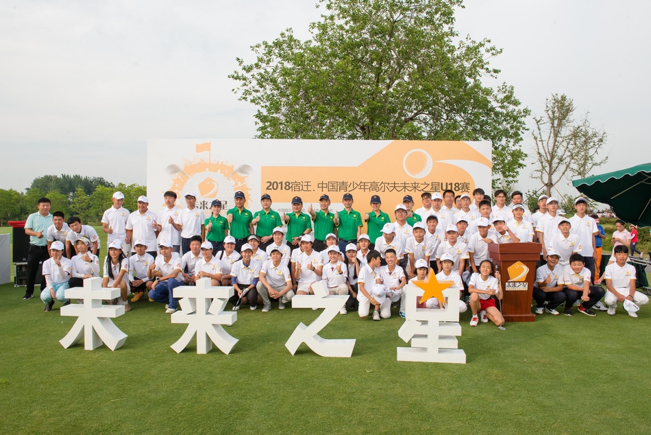 开幕式上,巨大的赛事吉祥物‘未来星’在阳光下闪闪发光,与身后的蓝天绿草相映成趣,象征着青少年球员们纯净而充满希望的梦想