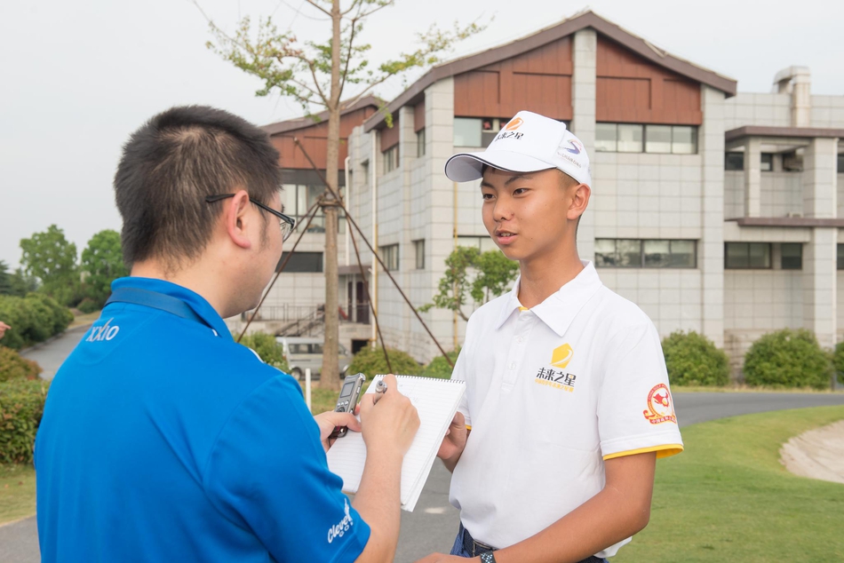 欢迎晚宴上,两位不同省份的少年球员正在愉快交谈,他们举着饮料,笑容灿烂,背景是温暖的灯光与精美的餐桌布置,展现了赛场下的珍贵友谊