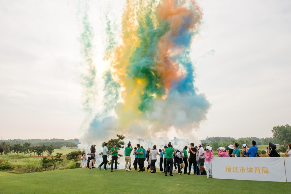 阳光洒在广阔的球道上,一位青少年球员正完成一次完美的开球,身体扭转的瞬间充满力量,球杆与白色的高尔夫球构成了一道优美的弧线