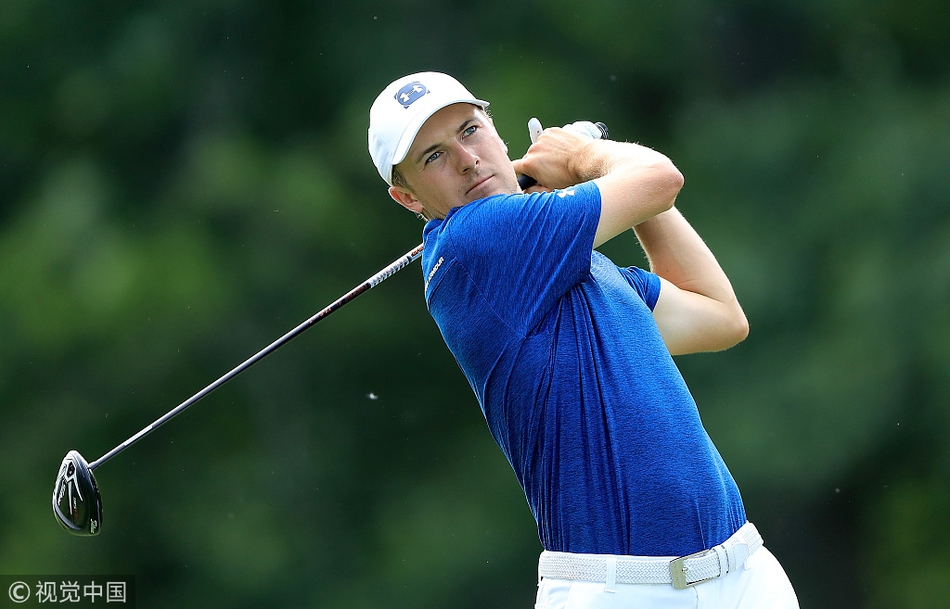 宽阔的缪菲尔德球场全景，绿意盎然的球道与星罗棋布的沙池勾勒出经典的战略布局，静候着大赛的来临。