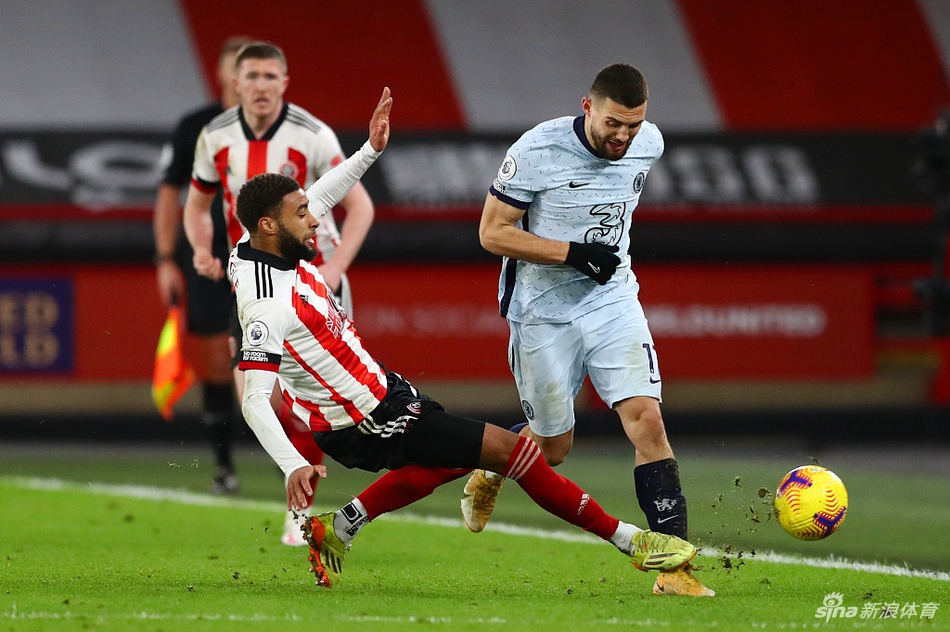 芒特破门瞬间，他身体略微后仰，左脚绷紧抽射，皮球如离弦之箭般飞向球门死角，谢菲联门将拉姆斯代尔虽奋力舒展身体，却也只能望球兴叹。