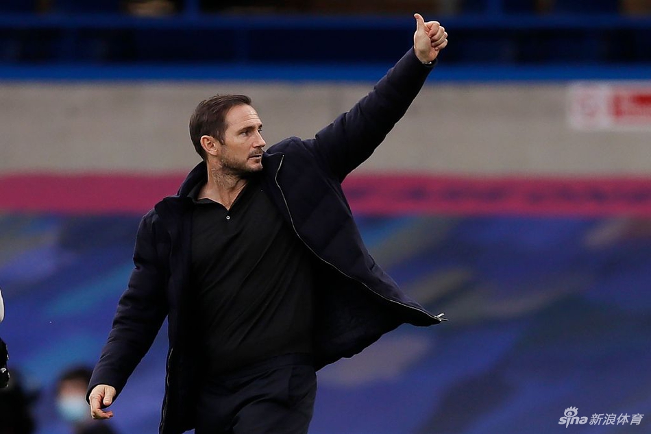 哈弗茨在禁区内拿球突破，遭遇水晶宫后卫萨科的严密防守，双方正在进行激烈的身体对抗。