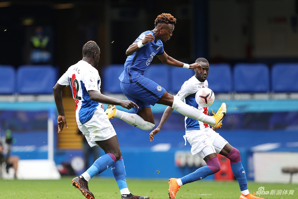 若日尼奥站在点球点前神情专注，随后冷静推射破门，队友们纷纷上前庆祝这一关键进球。