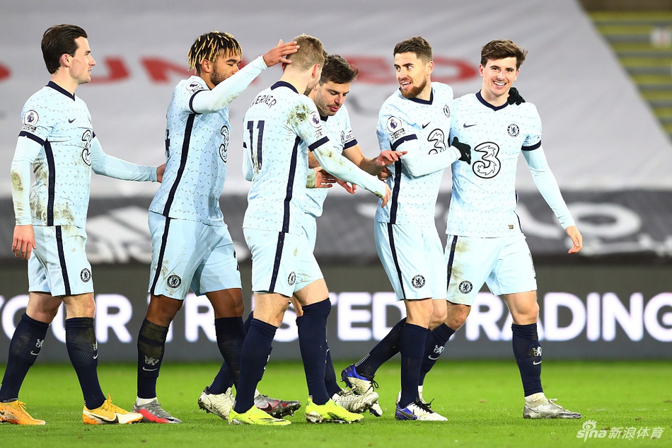 切尔西将士们在布拉莫巷球场的草坪上激情庆祝，芒特的手指指向天空，维尔纳的脸上洋溢着胜利的喜悦，蓝色的身影在谢菲联红色看台背景下格外耀眼。