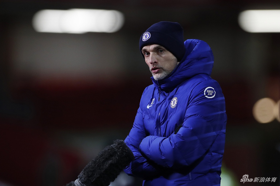 吕迪格双手抱头，眼神中充满懊悔与自责，他呆呆地望着自家球门的方向，身旁的队友克里斯滕森和阿斯皮利奎塔则显得有些不知所措，这一幕被镜头永久定格。