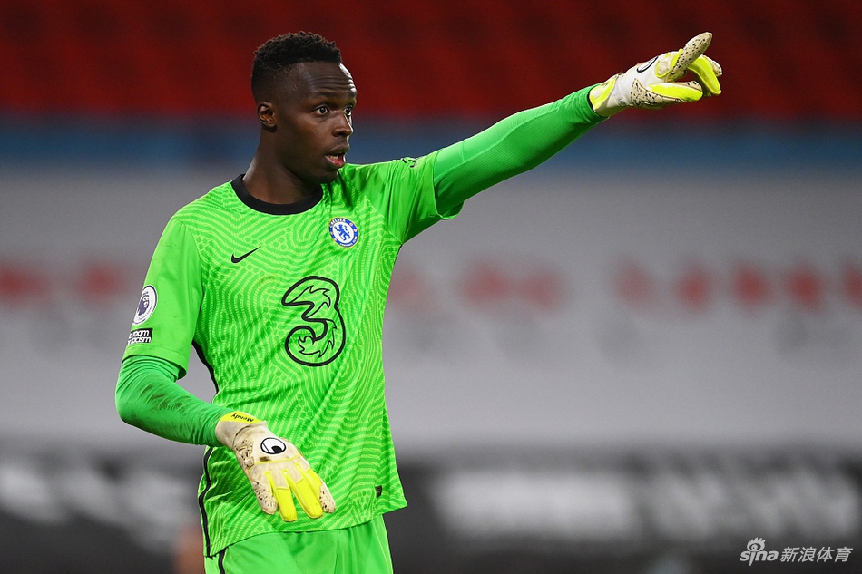 若日尼奥主罚点球瞬间，他眼神坚定，身体微微倾斜，用独特的跳跃式步伐将球罚出，门将已被骗向相反方向，皮球稳稳滚入网窝，定格了这决定性的一刻。