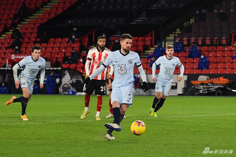 维尔纳在对方后卫的严密防守下强行突破，他眼神坚毅，奋力用身体护住皮球，德国人的冲击力正是切尔西本场比赛撕开防线的利器。