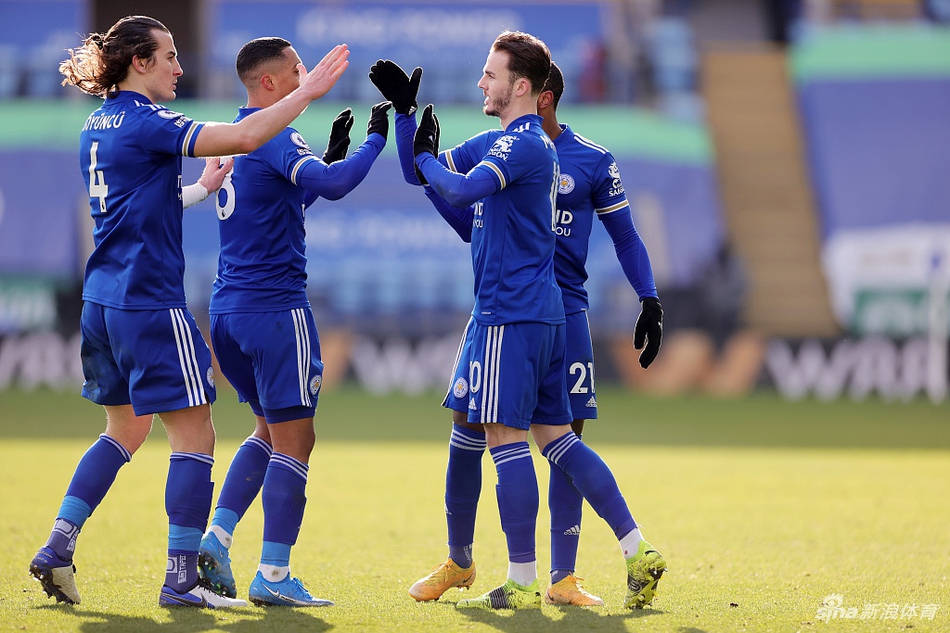 赛后，利物浦球员们神情落寞，这场失利不仅意味着一场败仗，更象征着球队卫冕征程的艰难与苦涩