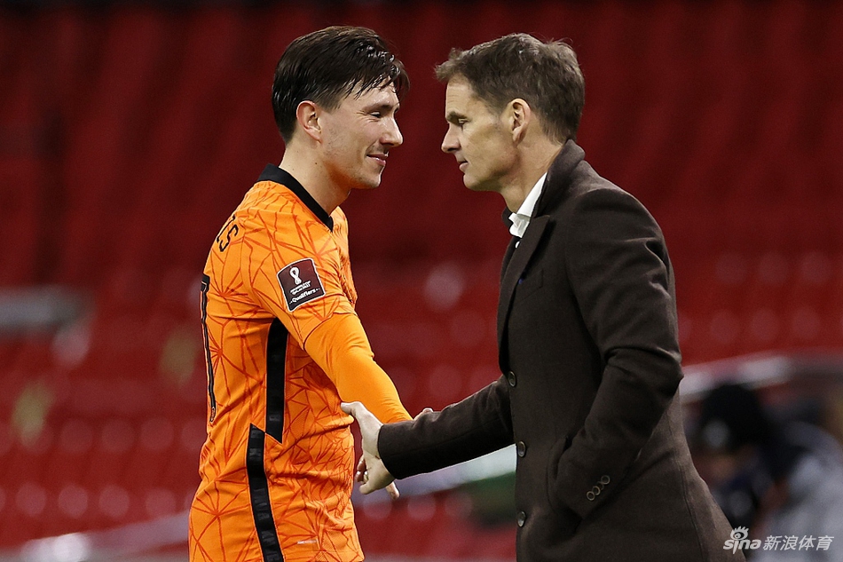 克鲁伊夫竞技场内，看台上的球迷们挥舞着橙色的围巾，为球队的胜利欢呼雀跃，但喜悦中也夹杂着对球队表现的些许担忧。