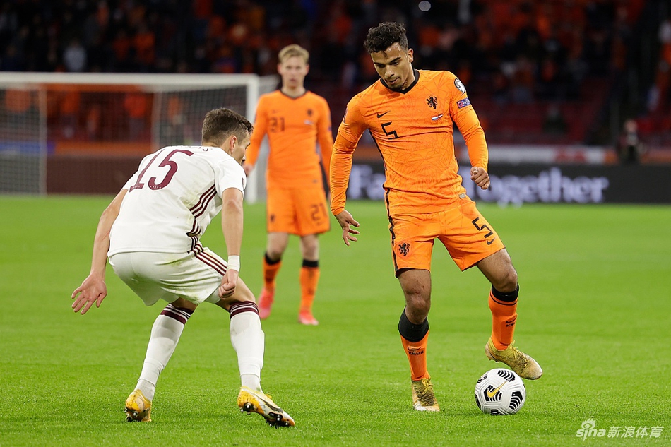 皮球在空中划过一道美妙的弧线，如精确制导的导弹般绕过拉脱维亚门将的十指关，飞向球门的远端死角。