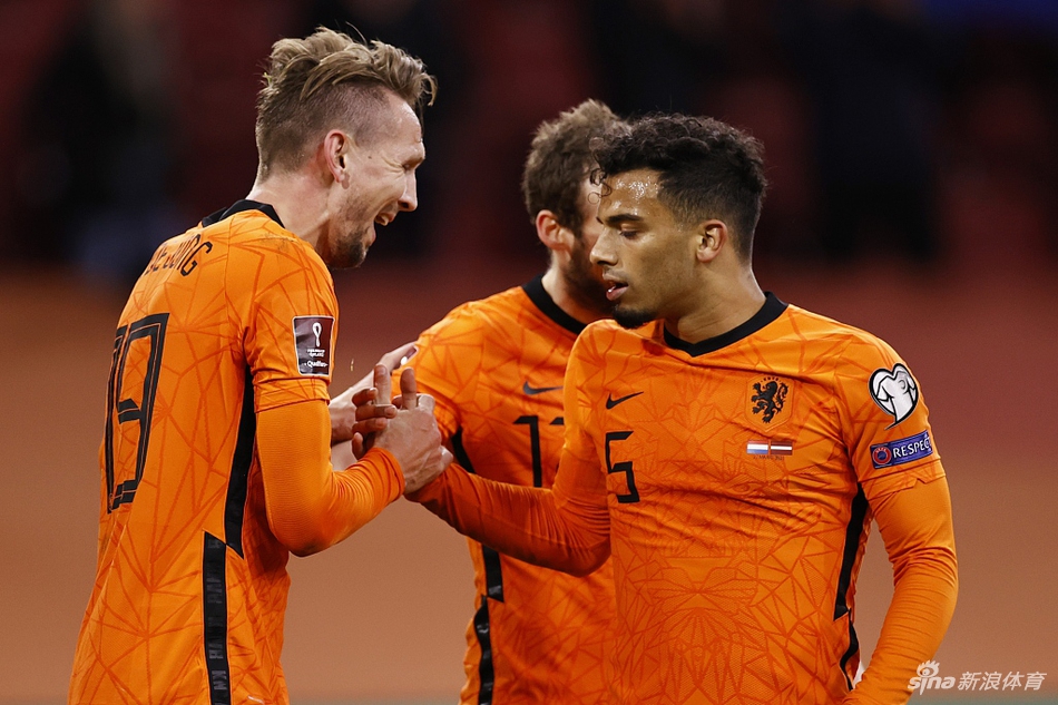 荷兰队边锋博赫海斯在禁区前沿横向内切，拉开弓弦蓄势待发，准备用他的左脚射出一记决定性的世界波。