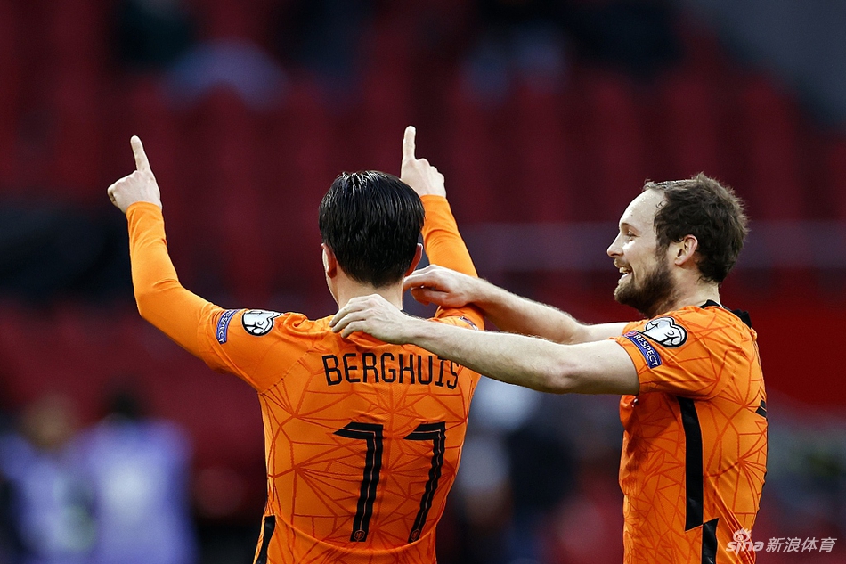 拉脱维亚门将奥佐尔斯拼尽全力飞身扑救，指尖几乎触碰到皮球，却依然无法阻止这记世界波直挂球门死角。