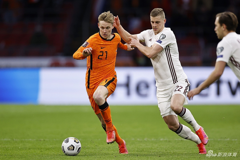 吕克-德容在禁区内高高跃起，凭借身高优势力压拉脱维亚防守球员，一记势大力沉的头槌攻门将比分扩大。