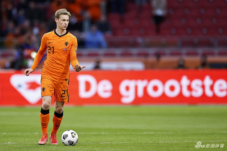 进球后的吕克-德容握紧拳头怒吼庆祝，身旁的队友们也蜂拥而上，共同分享这粒锁定胜局的关键进球带来的喜悦。