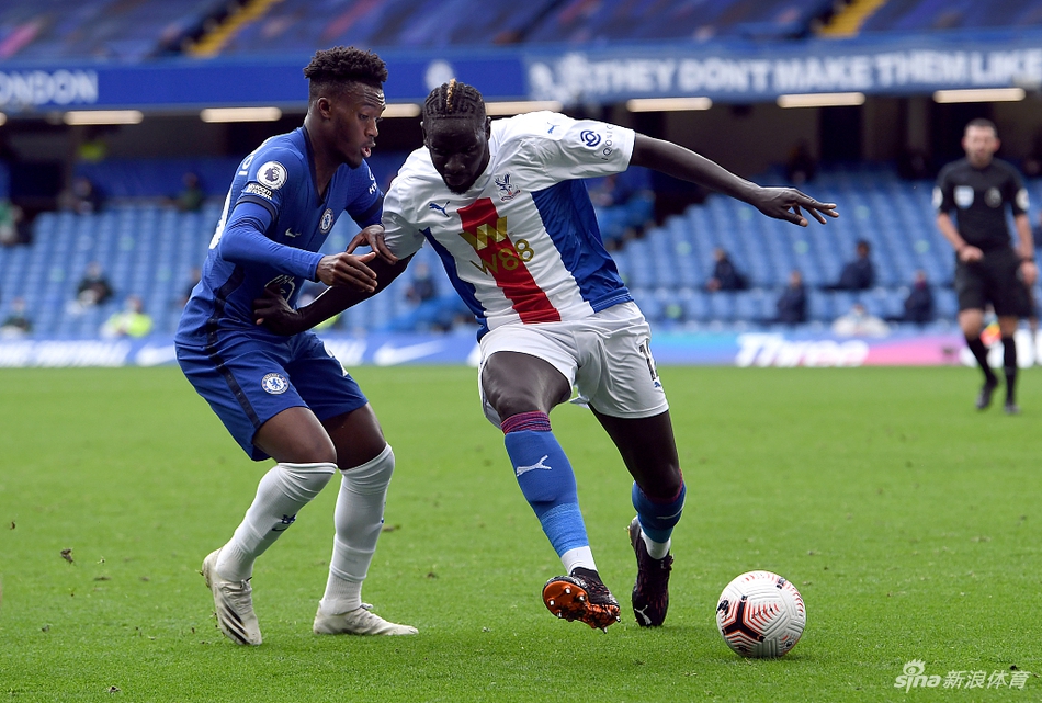 进球功臣们围在一起，与队友们击掌相庆，奇尔维尔脸上露出灿烂的笑容，享受着主场球迷的欢呼。