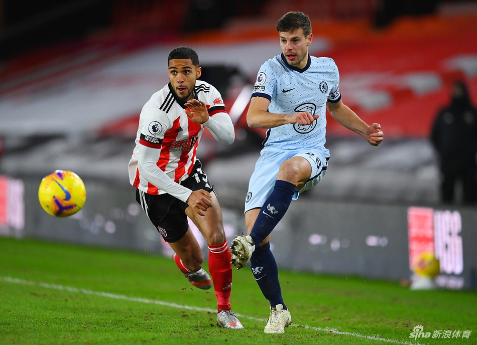 终场哨响后，切尔西球员们如释重负，他们围聚在一起，握紧拳头，庆祝这场来之不易的客场胜利。蓝色的激情与红色的落寞，共同构成了布拉莫巷球场这个夜晚的足球画卷。