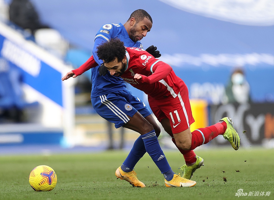 老将瓦尔迪抓住利物浦防线失误，面对空门轻松推射，这位草根英雄再次证明了自己豪门杀手的本色