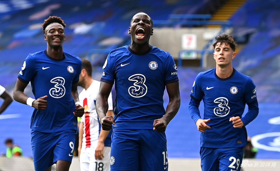 奇尔维尔在进球后振臂欢呼，与队友激情拥抱，脸上洋溢着斩获蓝军处子球的兴奋与自豪。