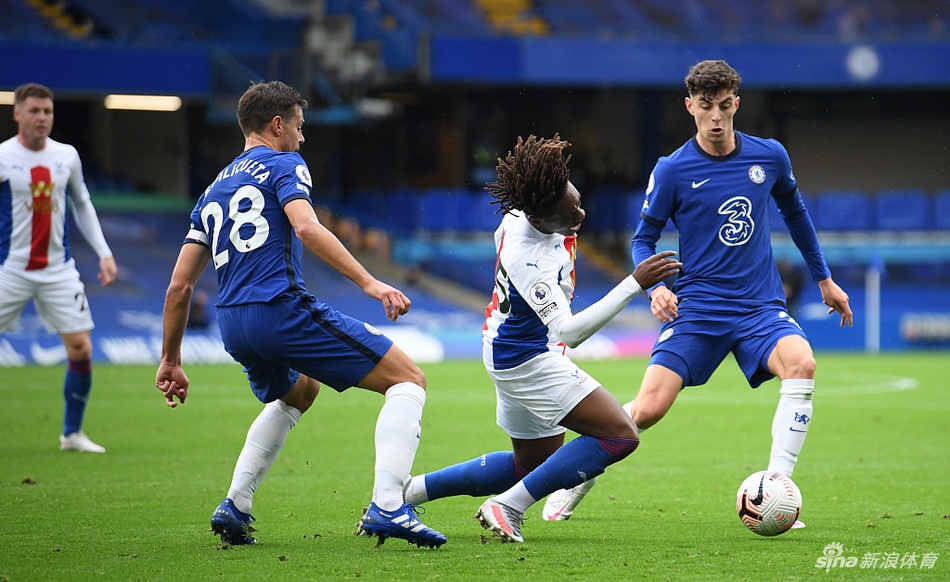 维尔纳在边路高速带球突破，面对水晶宫防守球员的贴身逼抢，试图寻找传中的机会。