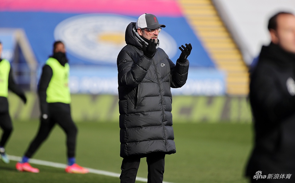 麦迪逊主罚任意球瞬间，他踢出的皮球划出精妙弧线直奔网窝，为莱斯特城吹响了绝地反击的号角