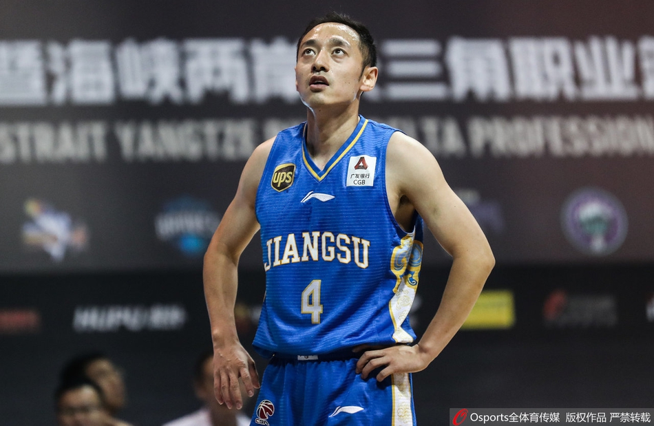 史鸿飞面对防守球员，冷静地运球寻找节奏，眼神中透露着三分必杀的坚定与自信。