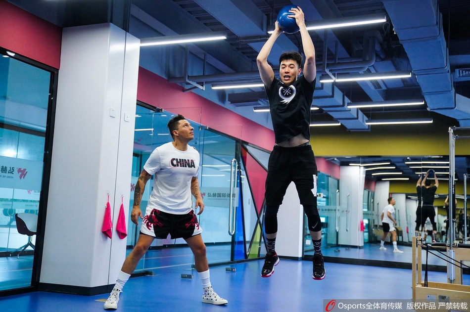 刘冠岑运球突破瞬间，肌肉线条分明，爆发力十足，仿佛猎豹一般冲向篮筐