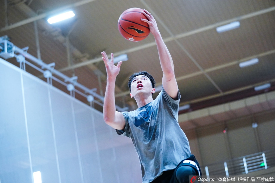 曾令旭在力量房咬牙完成杠铃推举，汗水浸透球衣，眼神专注而坚定