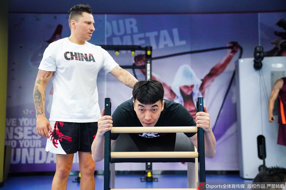 曾令旭进行核心力量训练，身体悬空保持平衡，展现了极高的身体控制能力