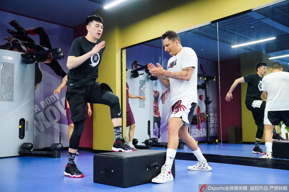 代怀博在底角接球后稳稳出手三分，投篮手型标准，皮球在空中划出完美弧线