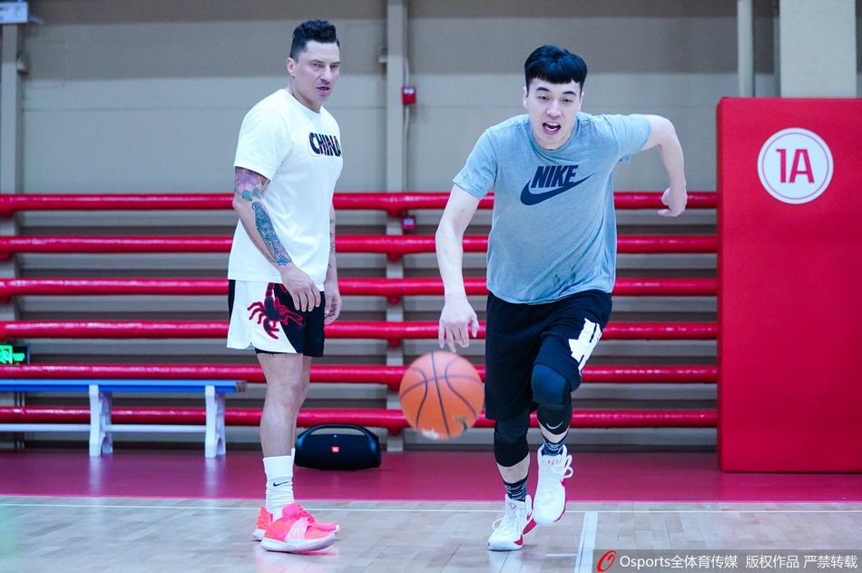 代怀博在篮下卡位要球，肌肉紧绷，准备用身体优势完成篮下强攻